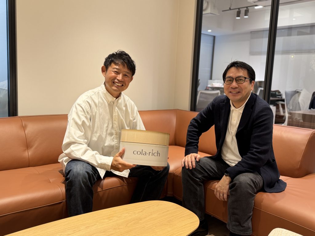 コラリッチの商品を手に語り合う小森谷氏と小畑氏