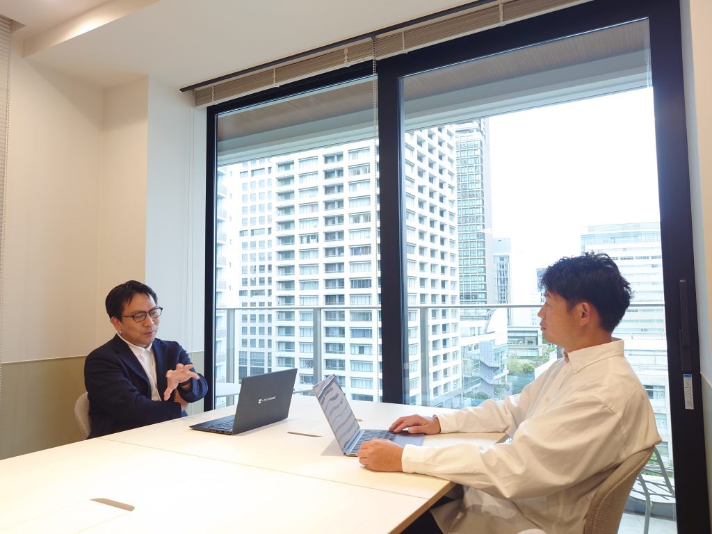 対談するキューサイ 小森谷裕之氏とUNCOVER TRUTH 小畑陽一氏