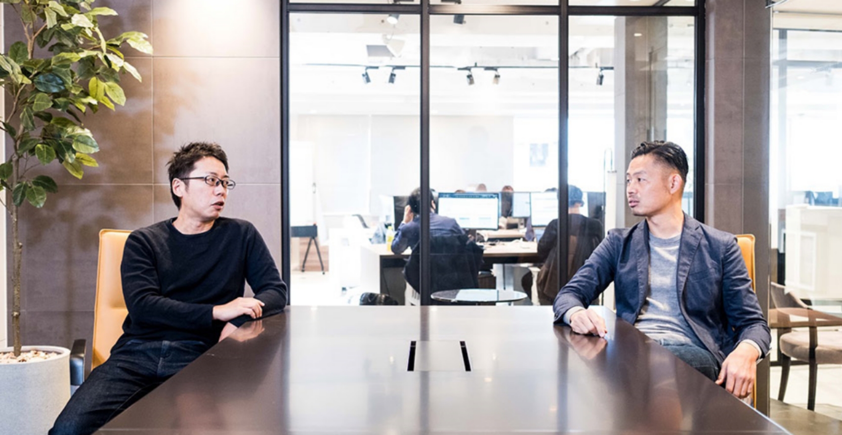 株式会社UNCOVER TRUTH CEOの石川敬三とCOOの小畑陽一による対談風景